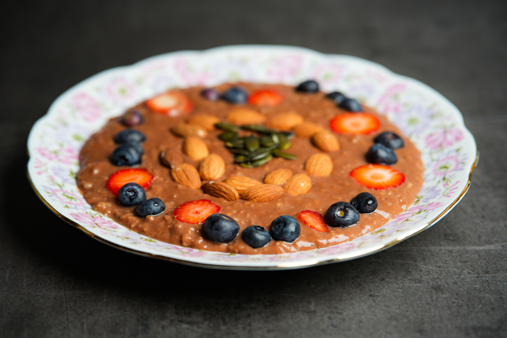 Delicious chocolate oatmeal breakfast | foto